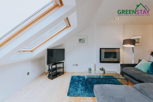 "The Penthouse Newquay" by Greenstay Serviced Accommodation - Spacious 3 Bed 3 Bath Apt with Sea Views, Sun Terrace & Private Parking - Perfect For Families, Small Groups & Business Travellers - 5 Mins To Beaches, Shops & Restaurants - Dog Friendly