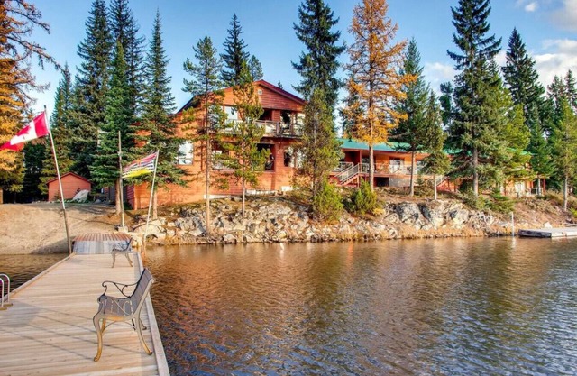 The Perch - Cabin on quiet Lake! 25 mins to Big While 35 mins to Kelowna