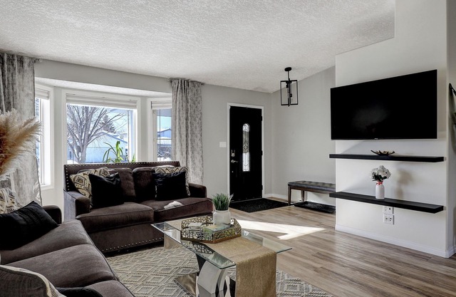The Perfect 5 Bed, 4 Baths, Mini gym, 2 Kitchens, 2 Living roomsn