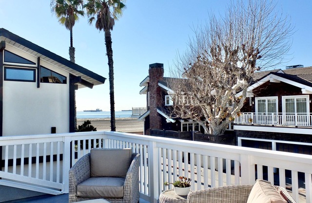 The Perfect Beach House! Private and Desirable 5 BDR, Walk to Dining & Shopping