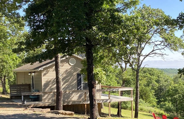 The Perfect Couples Retreat 2 miles from Snake Creek Marina at Lake Tenkiller!!