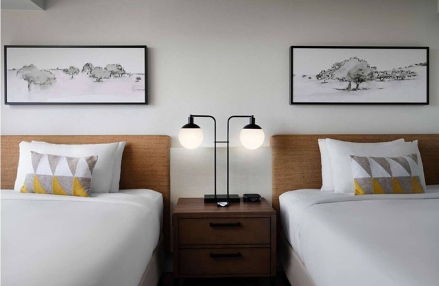 The Perfect Fit & Quality Stay! 4 Relaxing Units, w/ Pool, Airport Shuttle