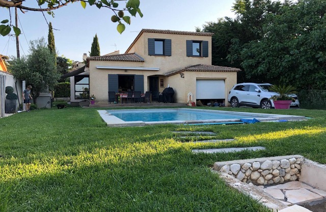 La casa perfecta con aire acondicionado y con piscina para vacaciones en familia.