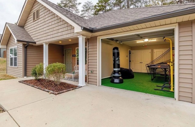 The Perfect Knox 3BR Family Getaway -- With Fitness & Arcade Room