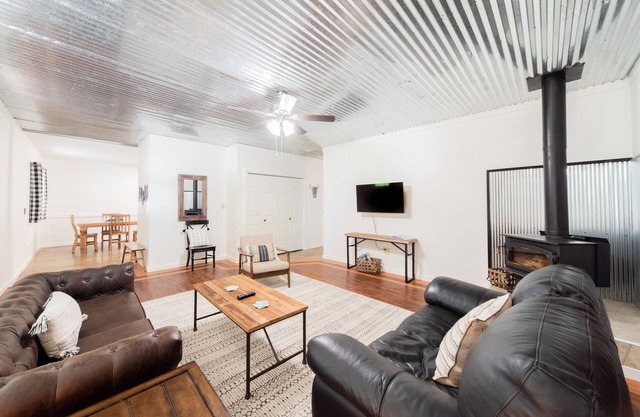 The perfect Lake Eufaula Cove location. Welcome to the Ranch House!