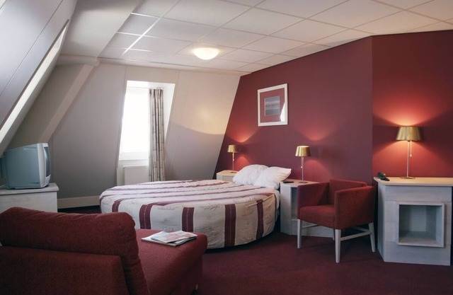 The Perfect Mix of Outdoor Exploration and Indoor Relaxation! Free Breakfast