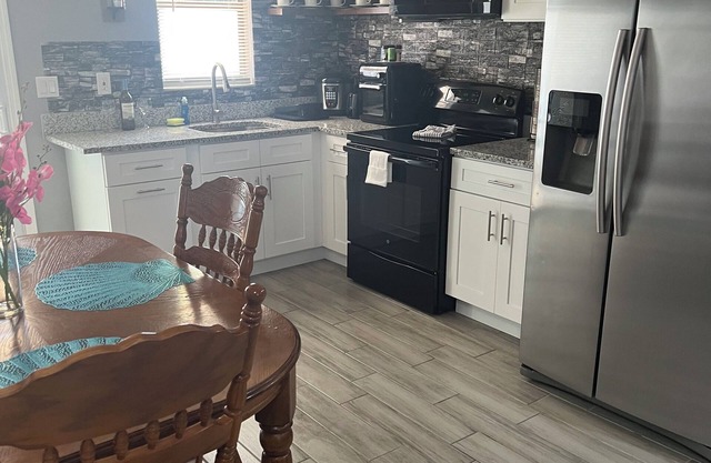 The perfect place very close to downtown and beaches! PETS ARE WELCOME!!