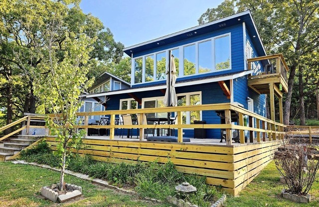The Pettit Bay Hideaway - Lakeview, Pool, Wifi, Large Deck, Firepit, and More!