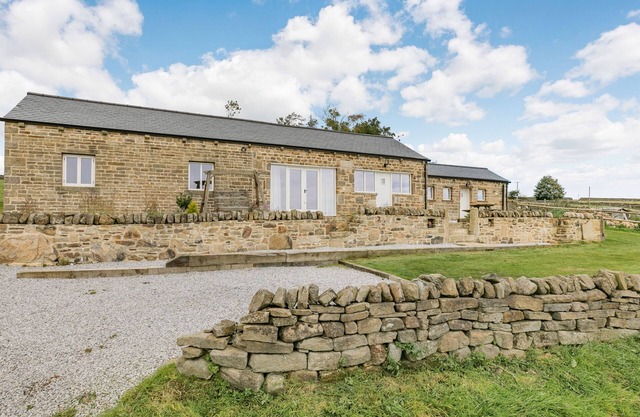THE PIGGERY, pet friendly, character holiday cottage in East Morton