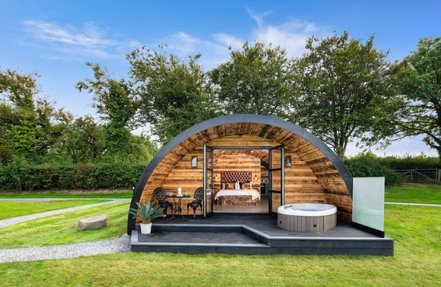 THE PIGLET POD, romantic, luxury holiday cottage in Llanarth