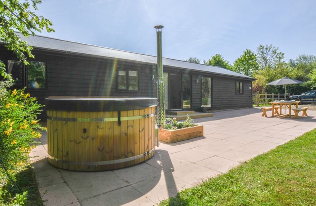 THE PIGLETS, pet friendly, with hot tub in Woodbridge