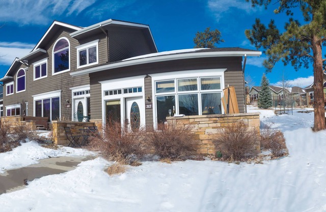 The Pinecone Cottage, private hot tub w/ mountain views!