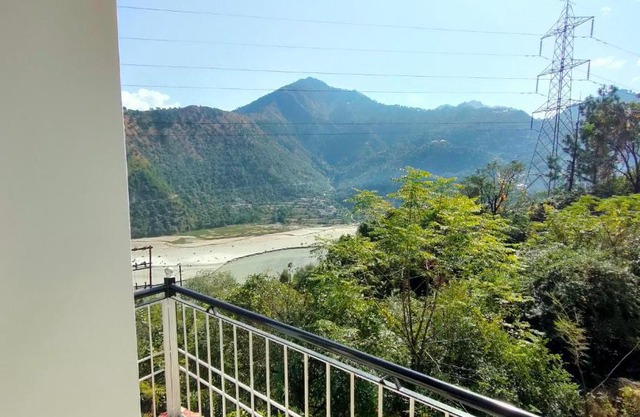 The Pinelamp Homestay Lachori