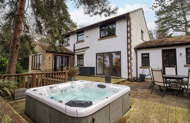 THE PINES, pet friendly, character holiday cottage in Skipton