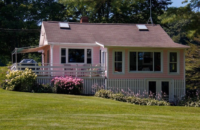 The Pink Cottage en el hermoso lago Damariscotta.
