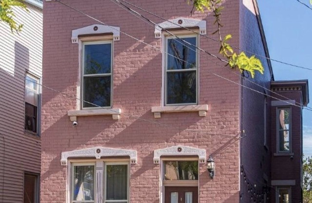The Pink House in Cincinnati - 5 mins from Downtown, OTR, Findlay, & Clifton!