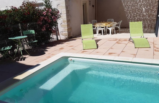 The pink villa, pretty village house with swimming pool