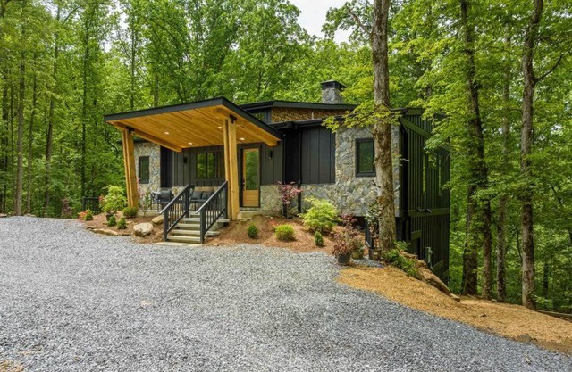 The Playground- NEW modern luxury home on creek!