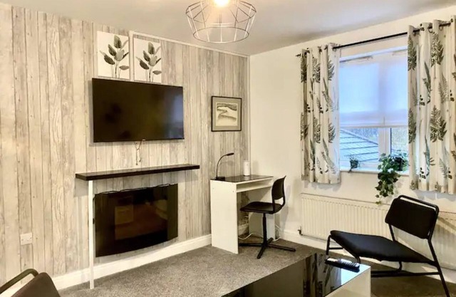 The Point , 2 Bed, Parking - Pass the Keys
