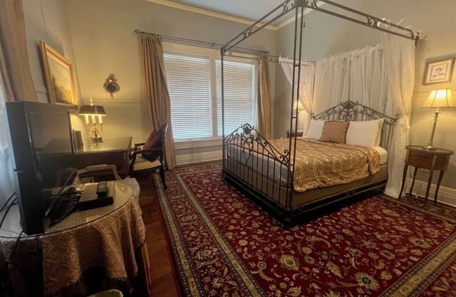 The Pompadour Room W/ Queen Bed