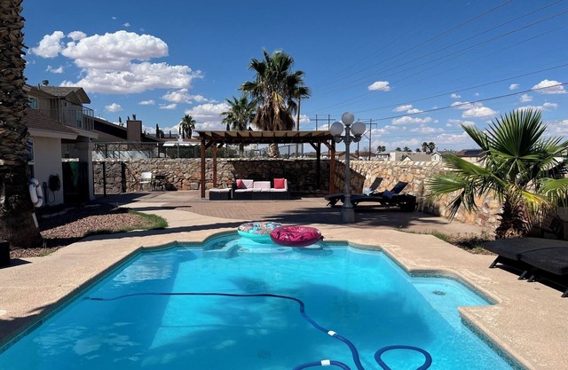 The Pool House -by Shopping, Hiking & Fort Bliss