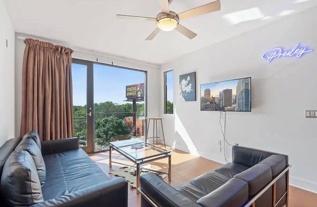 The Presley - Elvis Themed Downtown Loft. Skyline &Tower Views-close to it all