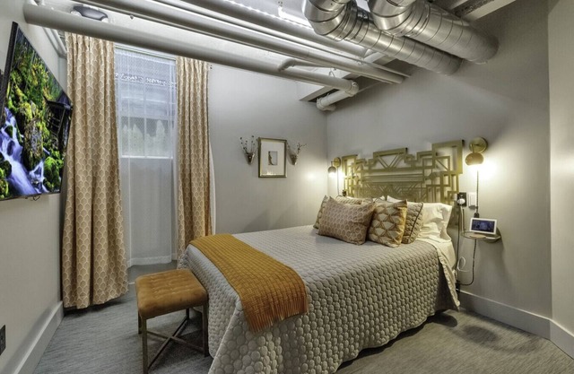 The Pretty Boy Floyd Room @ The Bank