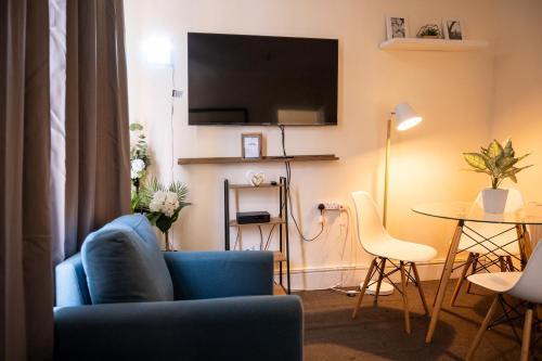 The Private Villa, Northampton Centre, 4 bedrooms, Sleeps 9