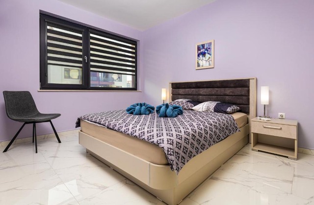 The Purple 1DB Apartment with a Parking Spot