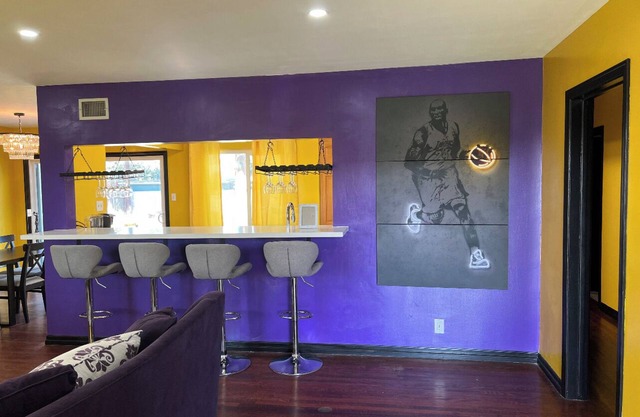 The Purple & Gold House *Near Disneyland, Beaches & Knotts