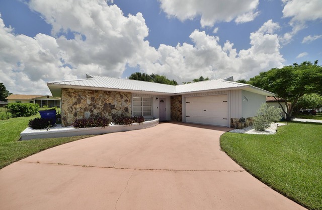 The Purple Palm House - Relaxing 2-bedroom house in Sebring with WiFi & Hot Tub