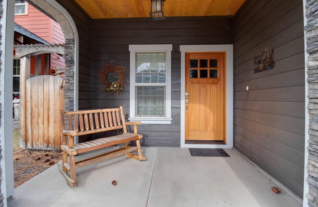 The Quails Nest - charming 3 bedroom 2.5 bath with fireplace in Sisters Oregon