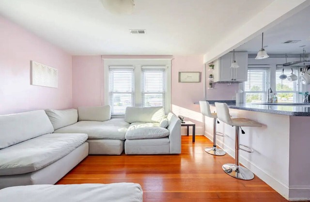 The Queen of Winchester Three Bedroom with Upper Level Deck