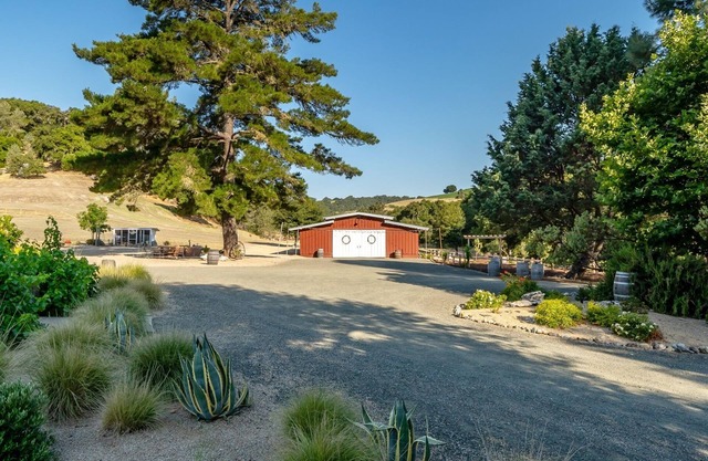 Elegant Vintage Barn quiet country charm. Walk to wineries, minutes to town.