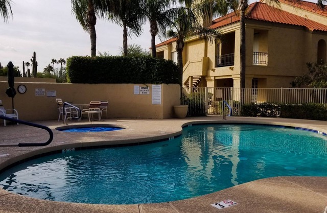 Relájese en cualquier momento del año en "Racquet Club Resort en Scottsdale Ranch".