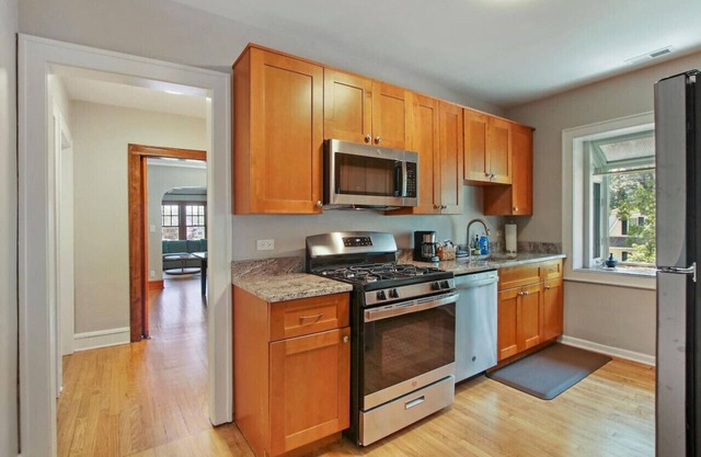 The Red Brick Flat- 15 minutes from Naval base!