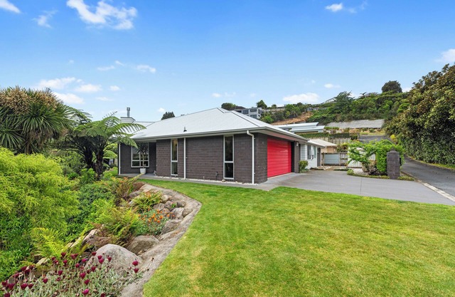 The Red Door - New Plymouth Holiday Home
