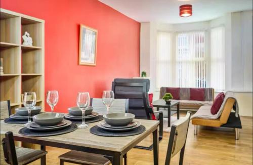 The Red Retreat, 7 Beds, Garden, Free Parking, Contractors & Families Welcome, Equipped for Long & Short Term Stays