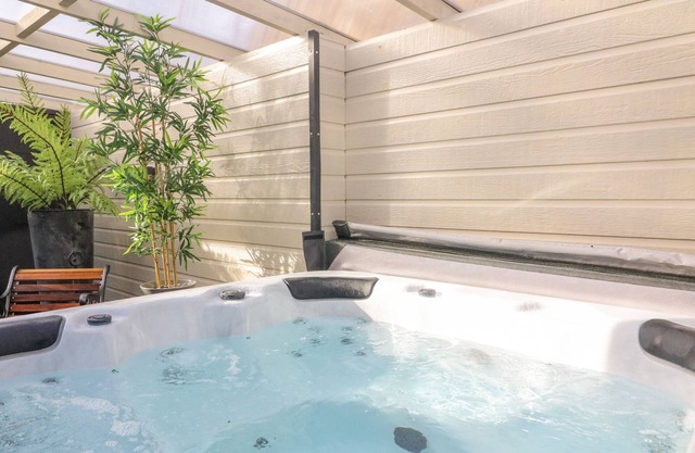 THE RED WELL COUNTRY INN, pet friendly, with hot tub in Carnforth
