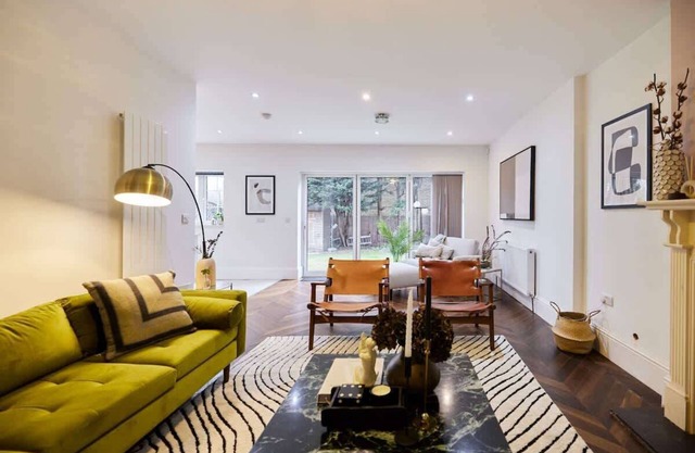 The Redbridge Sanctuary - Spacious 3 Bdr House