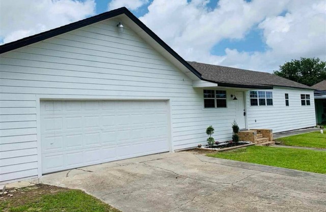 The Refined Lodge 4 bedroom all amenities close by!