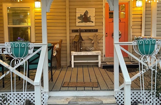 The Refuge at Lake Granbury - Lakeside Country Cottage with great outdoor spaces