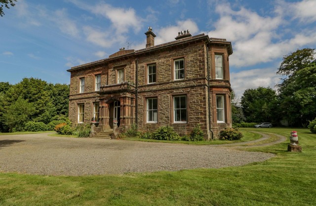 THE RESIDENCE, pet friendly, character holiday cottage in Cleator