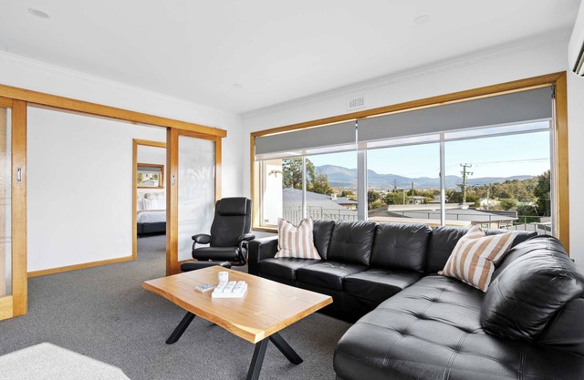 "The Residential Retreat" - Sleeps 15, 3.5 Bath