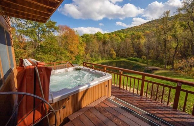 The Retreat at Bristol Haven: Hot Tub, Artisan Firepit, Private Pond & Creek