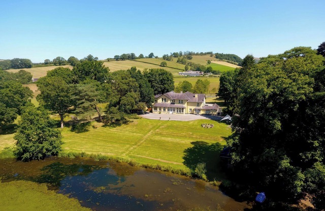 THE RETREAT AT GLANRANNELL PARK HOUSE, family friendly in Llansawel