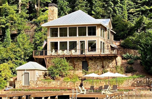 Directamente en el lago: vista indescriptible del lago y sus alrededores.