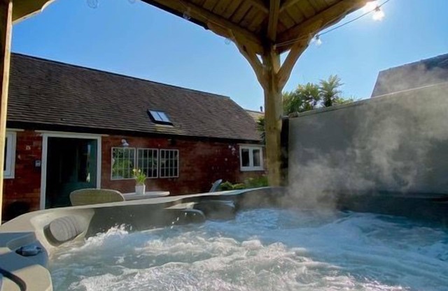 The Retreat is a carefully transformed barn offering elegant and comfortable accommodation in the charming village of Hollington, close to Ashbourne and just a ten-minute drive from the Peak District.