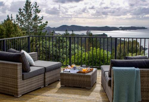 The Retreat - Luxury Hillside villa at Te Ngaere Bay
