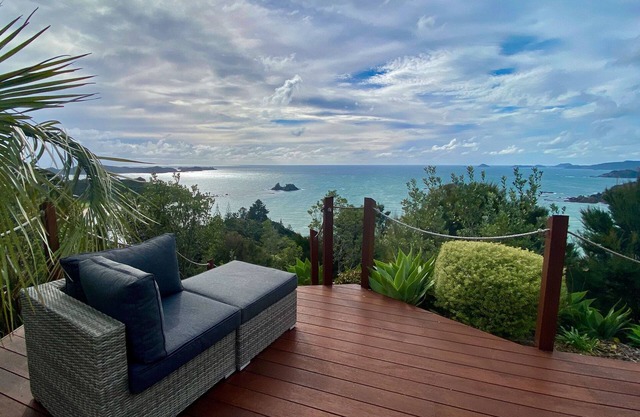 The Retreat: Luxury private hillside beach villa @ Te Ngaere Bay - 2 bedroom